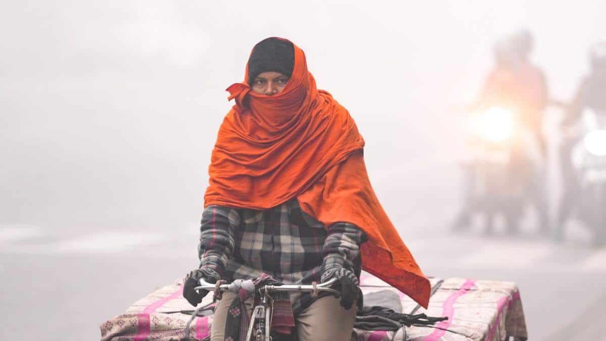 Delhi Remains Shrouded In Fog As IMD Forecasts Rain On This Date; AQI Improves To 'Very Poor'