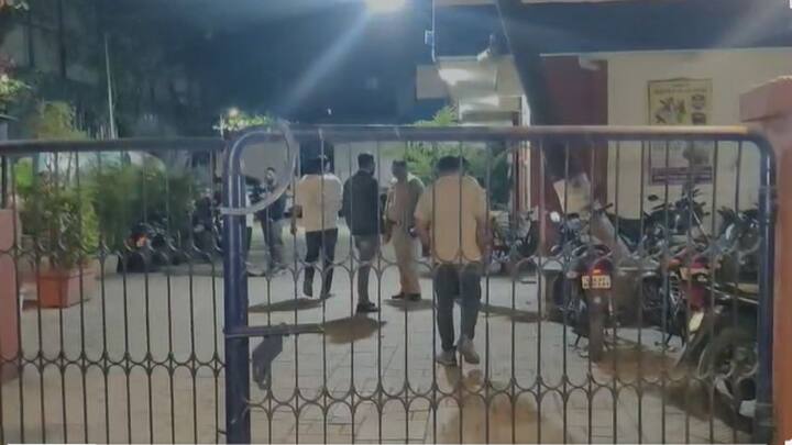 बॉलीवूड अभिनेता अक्षय कुमार यांच्या ताफ्याच्या मागे आलेल्या भरधाव मर्सिडीज कारने घडवलेल्या अपघातात एका ऑटो रिक्षाचा चक्काचूर झाला असून चालकाची प्रकृती गंभीर जखमी असल्याची माहिती आहे. रिक्षाचलकासह आणखी अक जण जखमी झाला आहे,