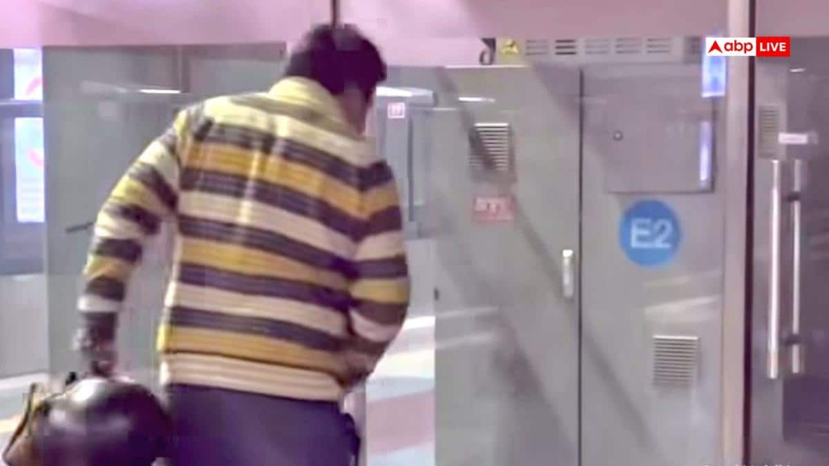 दिल्ली मेट्रो स्टेशन से वायरल हुआ विचलित करने वाला Video, प्लेटफॉर्म पर ही पेशाब करता दिखा शख्स