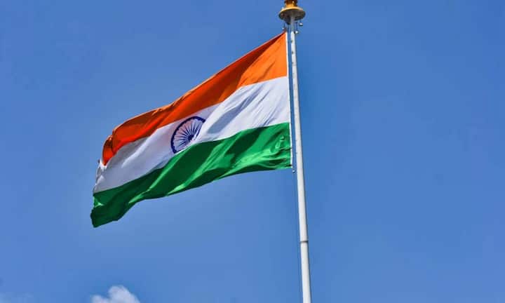 इसके अलावा भारत के पास T90 भीष्म और अर्जुन टैंक, ब्रह्मोस मिसाइल, पिनाका रॉकेट सिस्टम और आधुनिक होवित्जर तोपें हैं. भारत का एयर डिफेंस सिस्टम भी काफी मजबूत माना जाता है. जिसने पाकिस्तान के ड्रोन हमलों को नाकाम करने में बड़ी भूमिका निभाई थी.