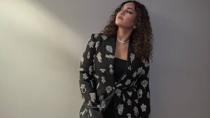 Embellished Blazer As The Showstopper: Sonakshi elevates classic black tailoring with this heavily embellished blazer that commands attention. Styled over a monochrome base, the perfectly cut blazer transforms the look into high-impact glamour. (Image Source: Instagram/ aslisona)