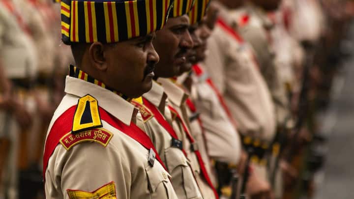 आर्मी और पुलिस की भूमिका अलग-अलग होती है. आर्मी का मुख्य काम देश की सीमाओं की रक्षा करना और बाहरी खतरों से निपटना होता है. वहीं पुलिस का काम देश के अंदर कानून व्यवस्था बनाए रखना, अपराध रोकना और आम नागरिकों की सुरक्षा करना होता है.