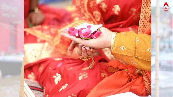 এদিকে হিরণের এই বিয়ের খবরের পোস্টে সোশ্যাল মিডিয়ায় হইহই রব পড়ে গিয়েছে। নানা বিধ আলোচনাও শুরু হয়ে গিয়েছে।