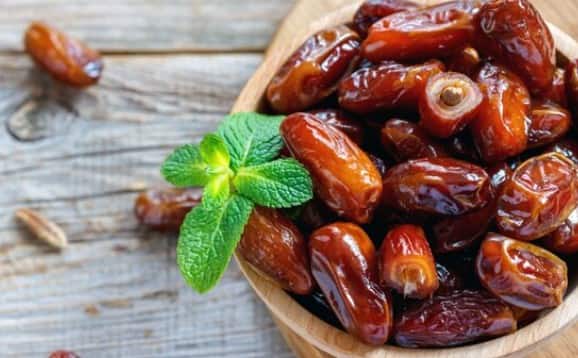 खजूर मैग्नीशियम से भरपूर होते हैं। मैग्नीशियम में सूजन-रोधी गुण होते हैं, जो हृदय रोग (रक्त के थक्के जमने आदि), गठिया और अल्जाइमर जैसी बीमारियों से बचाव करते हैं।