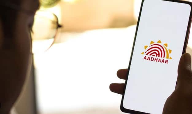 હવે, UIDAI એ WhatsApp દ્વારા આધાર ડાઉનલોડ કરવાનું સક્ષમ કરીને આ પ્રક્રિયાને સરળ બનાવી છે, જેનાથી દસ્તાવેજ તમારા ફોન પર સરળ ચેટ દ્વારા મોકલી શકાય છે. તમને તમારા WhatsApp પર PDF માં આધારકાર્ડ મળી જશે.