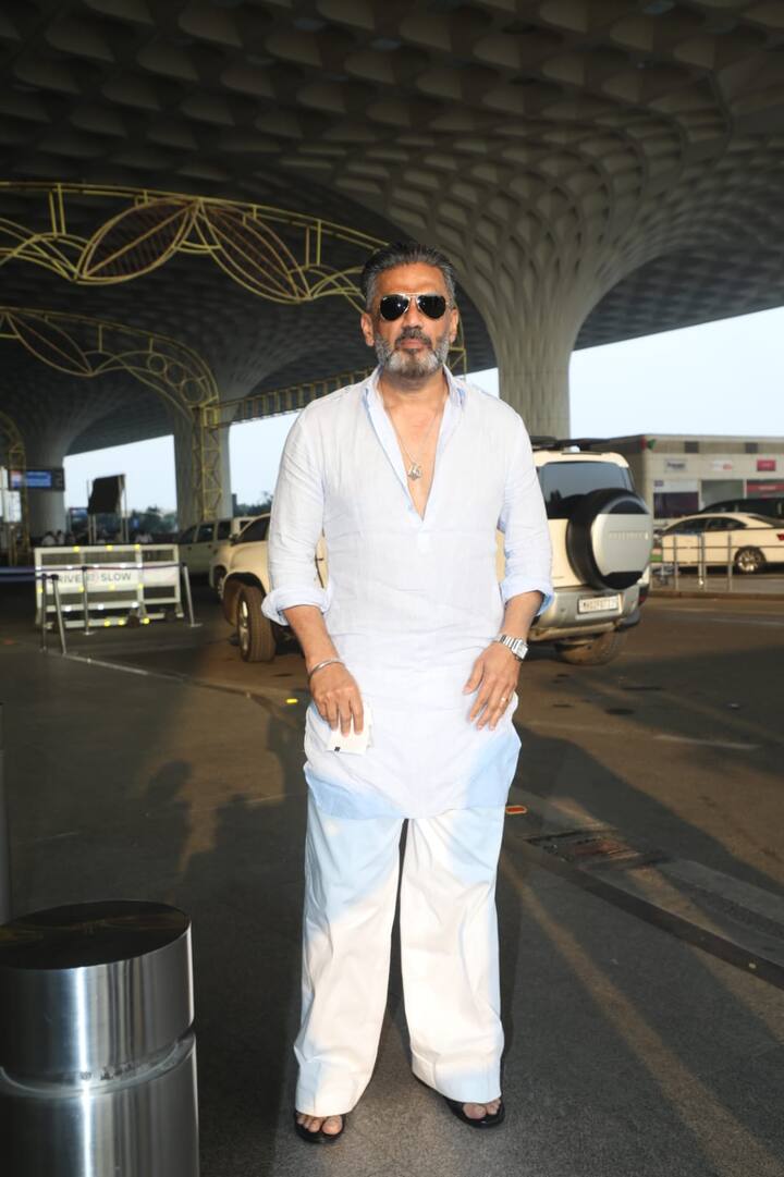 सुनील शेट्टी का ये अंदाज लोगों को काफी पसंद आ रहा है. वो व्हाइट कुर्ता-पजामा में नजर आए.