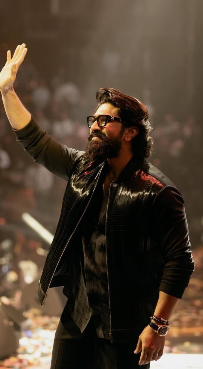 इस लिस्ट के नंबर 8 पर छाए है साउथ के फेमस एक्टर राम चरण जो न ही सिर्फ एक अच्छे एक्टर है, बल्कि उनका नाम 2013 से फोर्ब्स इंडिया की सेलिब्रिटी 100 सूची में शामिल हैं. वो अब तक के हाई पेड एक्टर्स में आते है.