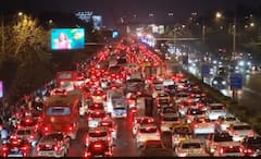 मुंबई जमगई... रात्रीच्या अंधारात लाल दिवे अन् वाहनांच्या रांगाच रांगा; अग्निशमन गाडीही अडकली