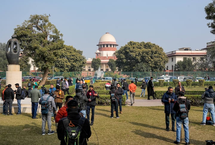 भर्ती में चयनित उम्मीदवारों को 65,000 रुपये प्रतिमाह स्टाइपेंड दिया जाएगा. हालांकि यह पद कॉन्ट्रैक्ट बेस्ड है, लेकिन सुप्रीम कोर्ट में काम करने का अनुभव भविष्य में लॉ करियर के लिए काफी फायदेमंद साबित होता है.फ्रेशर्स के लिए यह सैलरी काफी आकर्षक मानी जाती है.