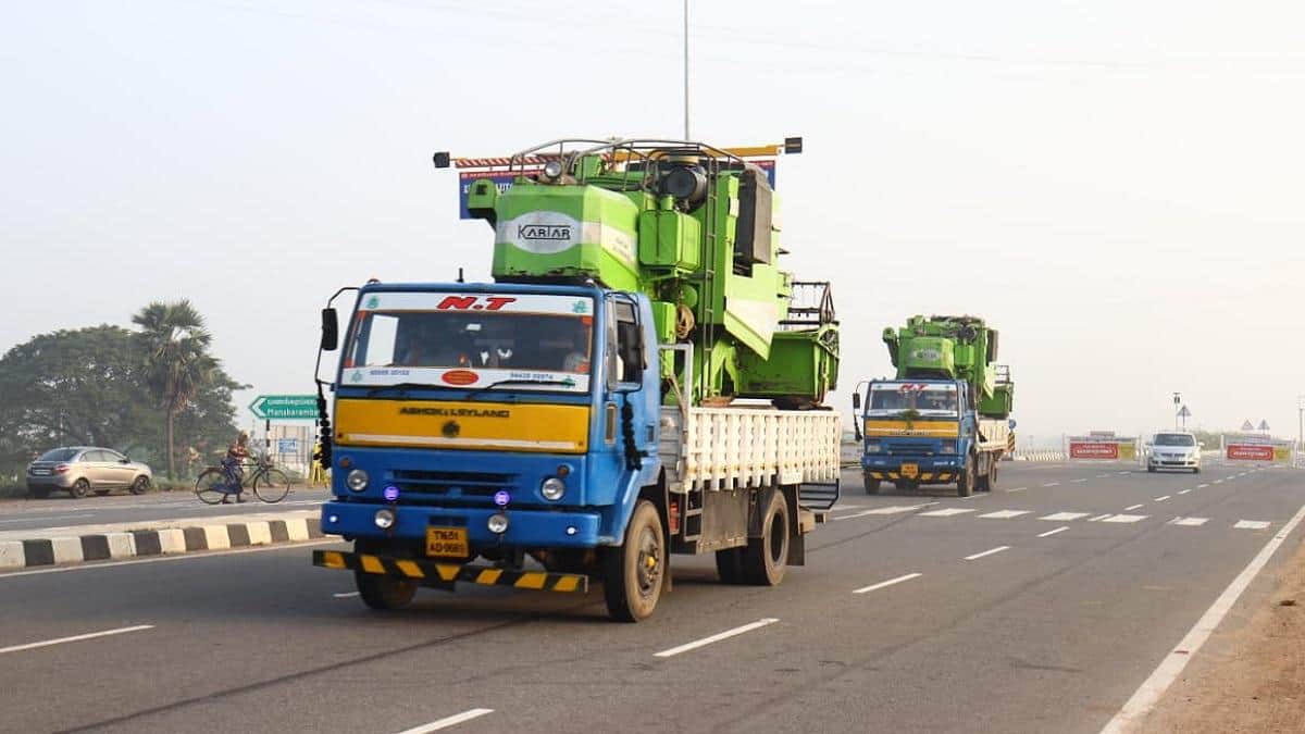 தஞ்சை மாவட்டத்திற்கு படையெடுக்கும் வெளி மாவட்ட அறுவடை இயந்திரங்கள்