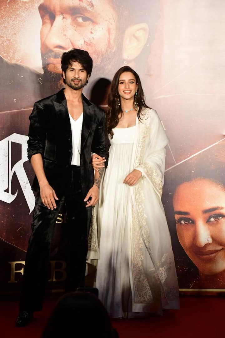 ट्रेलर लॉन्च में ओ रोमियो की पूरी कास्ट नजर आई थी. एक्ट्रेस शाहिद कपूर के साथ तृप्ति ने पोज दिए.