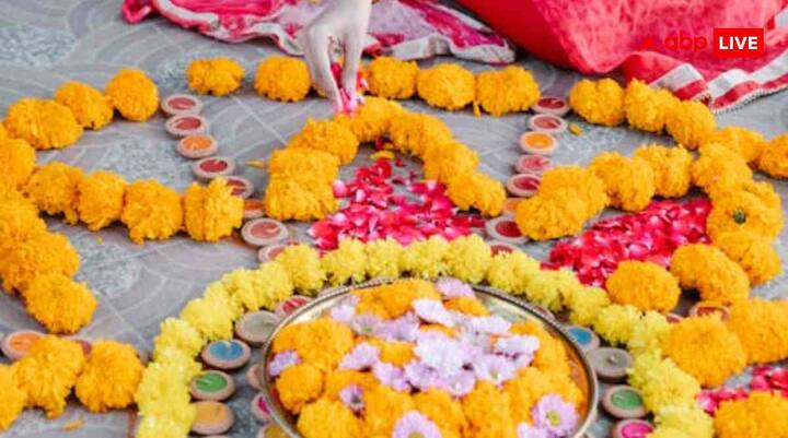 अगर आपके पास ज्यादा जगह है और आप कुछ खास बनाना चाहते हैं, तो बड़ी रंगोली डिजाइन ट्राई करें. बीच में गोल फूल या अशोक चक्र बनाएं और उसके चारों ओर सफेद और हरे रंग से डिजाइन बनाएं. बाहर की ओर केसरिया रंग से बॉर्डर दें. देखने में यह डिजाइन थोड़ी मुश्किल लग सकती है, लेकिन स्टेप-बाय-स्टेप बनाने पर यह काफी आसान हो जाती है.