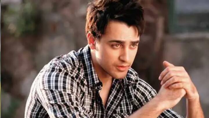 ‘जाने तू… या जाने ना’ या सुपरहिट चित्रपटातून बॉलिवूडमध्ये पदार्पण करणारा इमरान खान ‘चॉकलेट बॉय’ म्हणून लोकप्रिय झाला होता. त्याच्या क्युट लुक्स आणि नैसर्गिक अभिनयाने तरुणाईचं मन जिंकलं. मात्र, यानंतर आलेल्या सलग अपयशी चित्रपटांमुळे त्याचा करिअरचा ग्राफ घसरला आणि तो हळूहळू चित्रपटसृष्टीपासून दूर गेला.