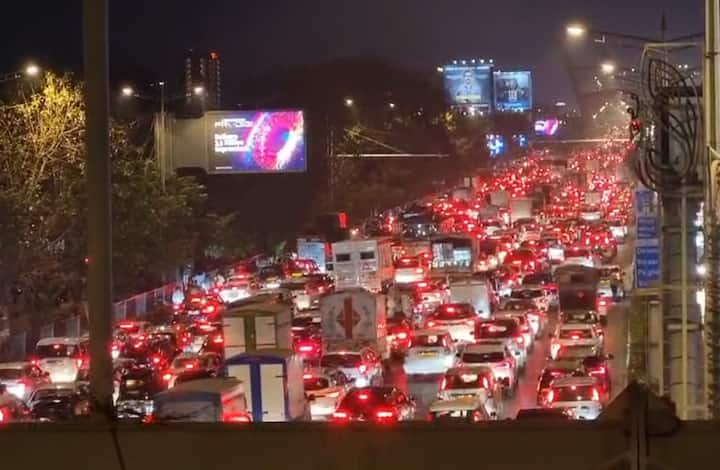 पश्चिम द्रुतगती महामार्गावर वांद्रेकडून अंधेरीच्या दिशेने जाणाऱ्या मार्गावर ही मोठी वाहतूक कोंडी निर्माण झाल्याचं चित्र सायंकाळी पाहायला मिळालं.