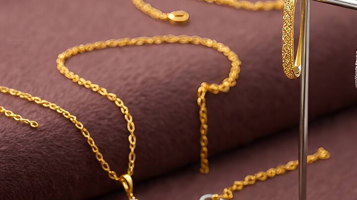 अहमदाबाद में प्रति 10 ग्राम सोने की मौजूदा कीमत के अनुसार, 24 कैरेट सोने की कीमत लगभग 154,850 रुपये, 22 कैरेट सोने की कीमत लगभग 141,950 रुपये और 18 कैरेट सोने की कीमत लगभग 116,160 रुपये है।