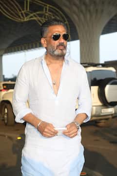 एयरपोर्ट पर दिखा अन्ना का स्वैग, व्हाइट कुर्ता-पजामा में जबरदस्त लगे सुनील शेट्टी