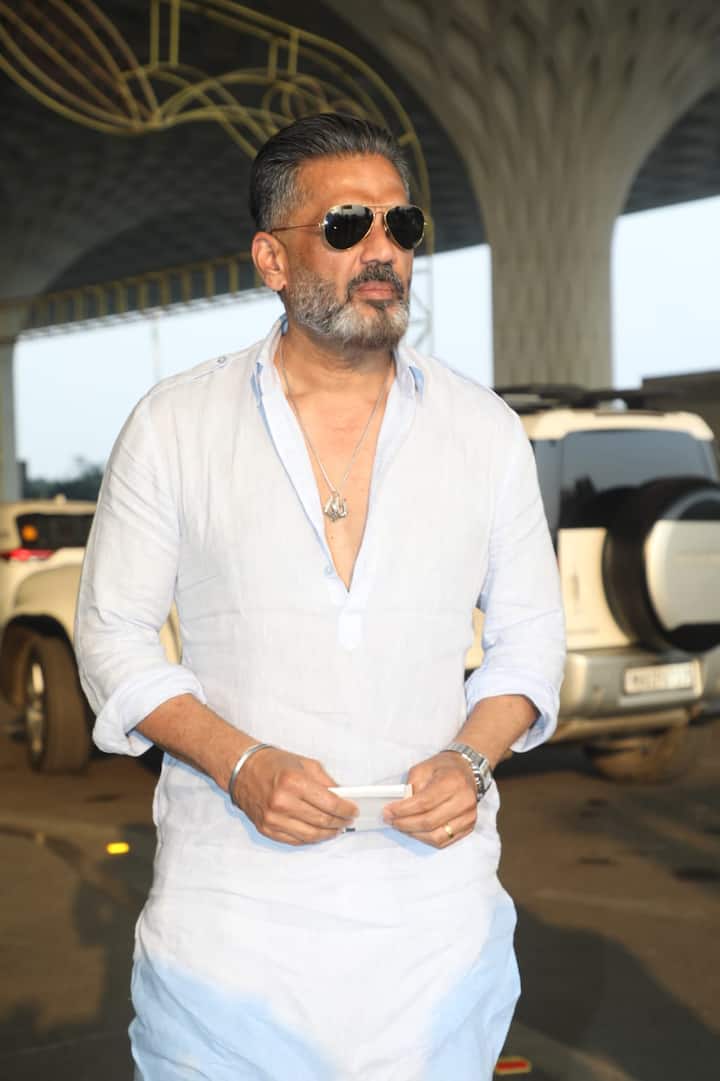 सुनील शेट्टी आज एयरपोर्ट पर स्पॉट हुए. उनकी फोटोज वायरल हो रही हैं.