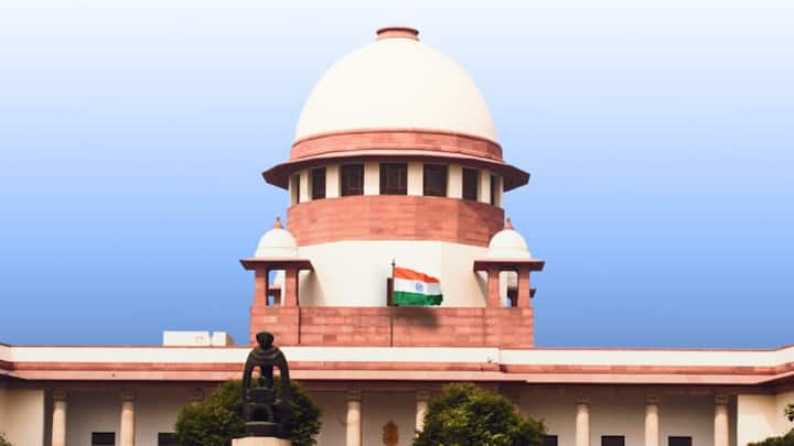 उम्मीदवारों को www.sci.gov.in वेबसाइट पर जाकर Law Clerk Recruitment लिंक पर क्लिक करना होगा.इसके बाद नया रजिस्ट्रेशन करें, आवेदन फॉर्म भरें, जरूरी डॉक्यूमेंट अपलोड करें और आवेदन शुल्क ऑनलाइन जमा करने के बाद फॉर्म सबमिट करें.