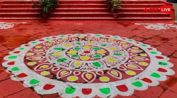 अगर आप रंगों की जगह कुछ अलग और नेचुरल ट्राई करना चाहते हैं, तो फूलों की रंगोली सबसे अच्छा ऑप्शन है. आप नारंगी गेंदे के फूल, सफेद फूल और हरी पत्तियों की मदद से तिरंगे के रंगों की रंगोली बना सकते हैं. यह रंगोली बहुत ही सुंदर, खुशबूदार और खास लगती है. स्कूल, मंदिर या सोसायटी के लिए यह डिजाइन परफेक्ट रहती है.