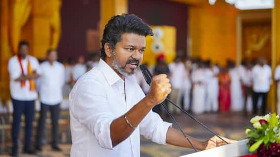 Vijay: 'চাপের মুখে মাথা ঝোঁকাব না', সিবিআই জিজ্ঞাসাবাদের পরে সমাবেশ থেকে বার্তা বিজয়ের