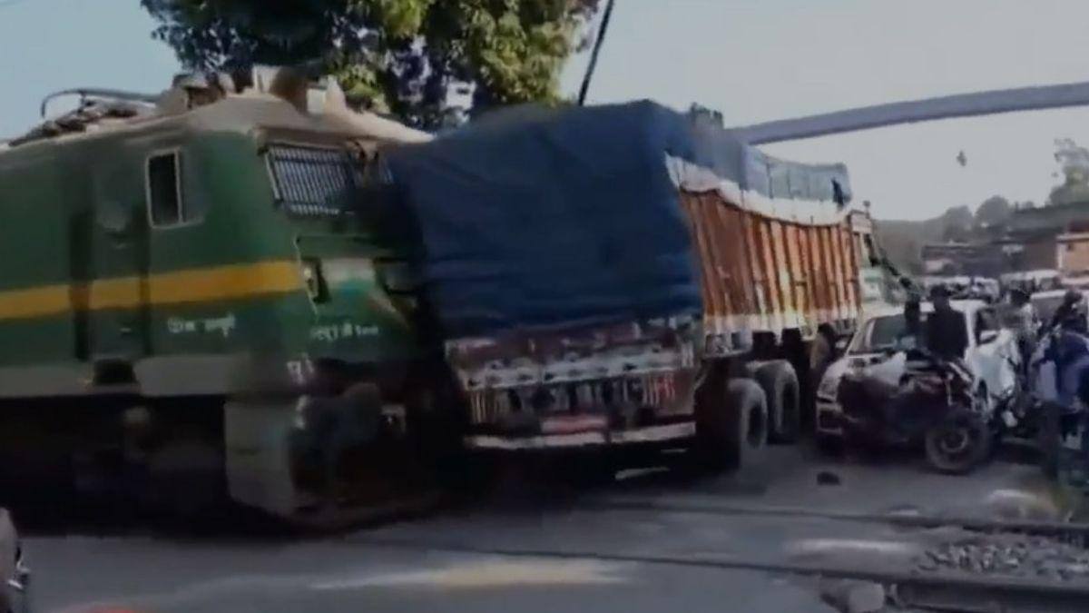 Jharkhand: Train slams Into Truck At Deoghar Rail Crossing-Chaos Erupts