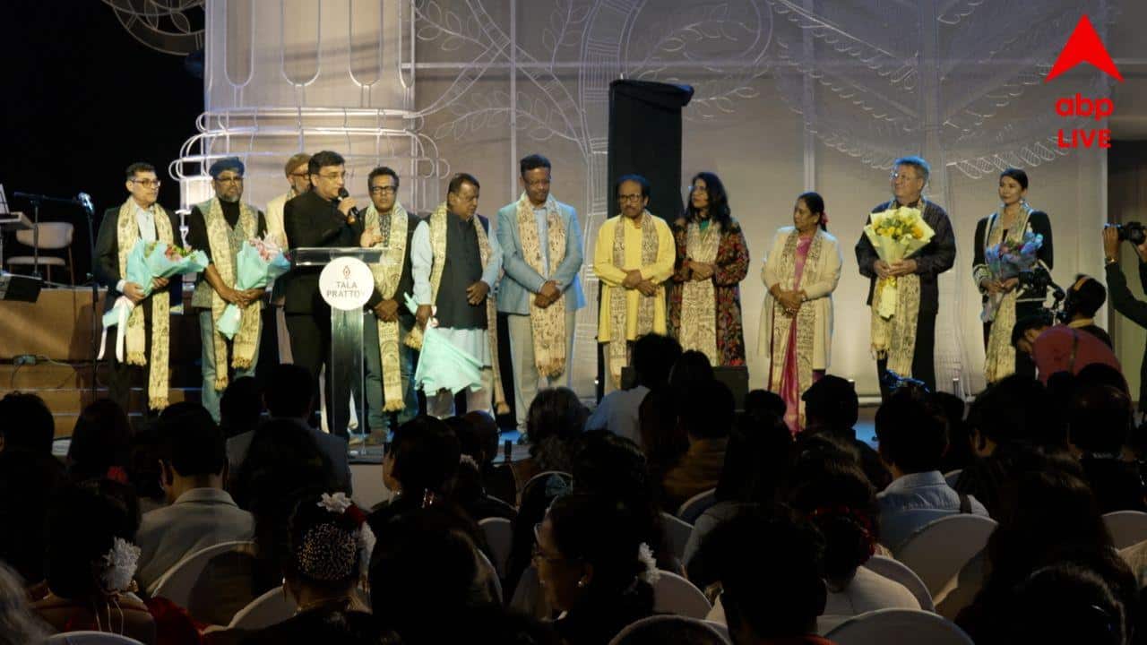 কলকাতার মেয়র ফিরহাদ হাকিম, বিধাননগরের মেয়র কৃষ্ণা চক্রবর্তীর মতো ব্যক্তিরাও উপস্থিত ছিলেন।