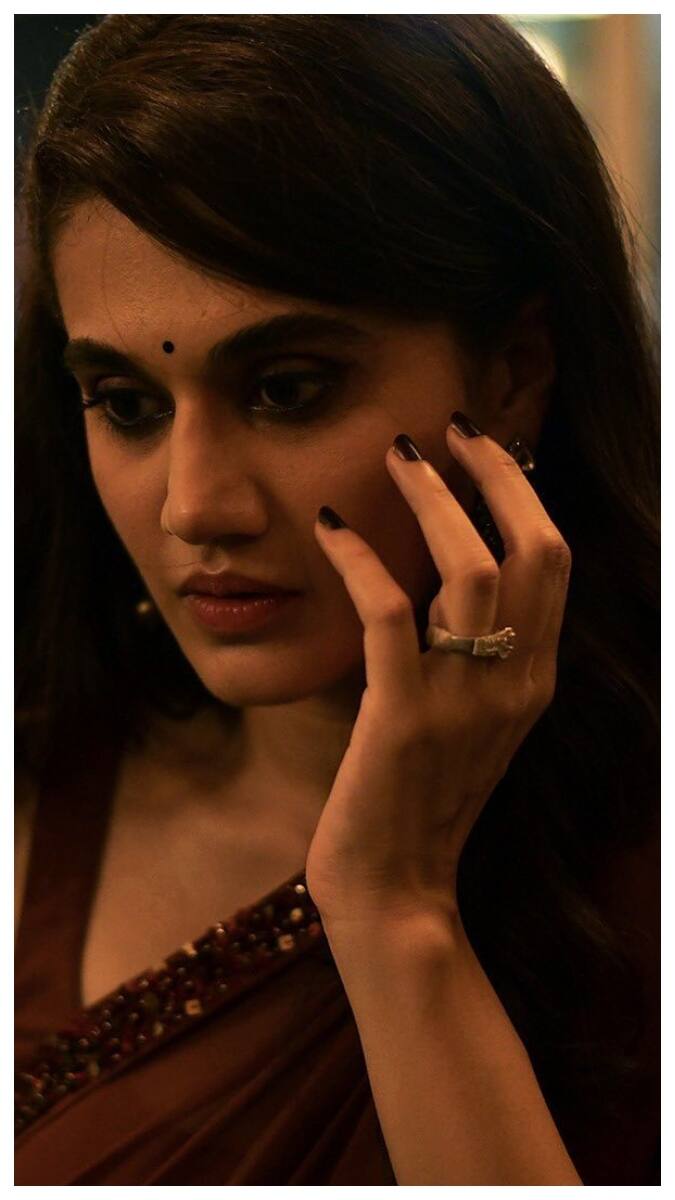 Thappad: Anubhav Sinha's film 'Thappad' brought on screen the stories of domestic violence and family pressure, in which women are often not able to stand up for their rights. In the film released in 2020, Taapsee Pannu played the role of Amrita, a normal housewife, showing how a small slap changed her life and she raised her voice for her rights.