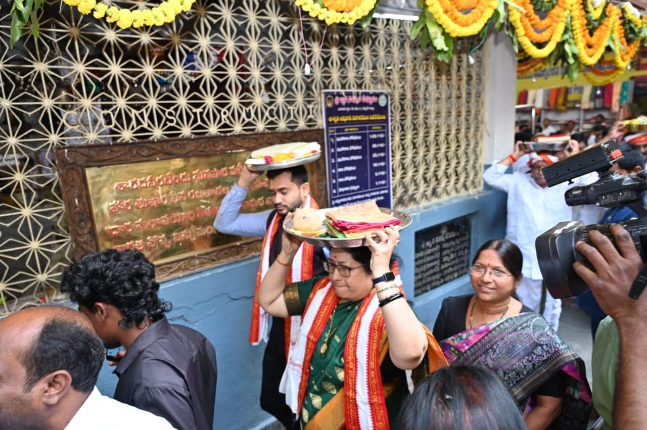 Basara Latest news: బాసర సరస్వతి ఆలయంలో వసంత పంచమి వేడుకలు- చిన్నారులతో అక్షరాలు దిద్దించేందుకు బారులు 