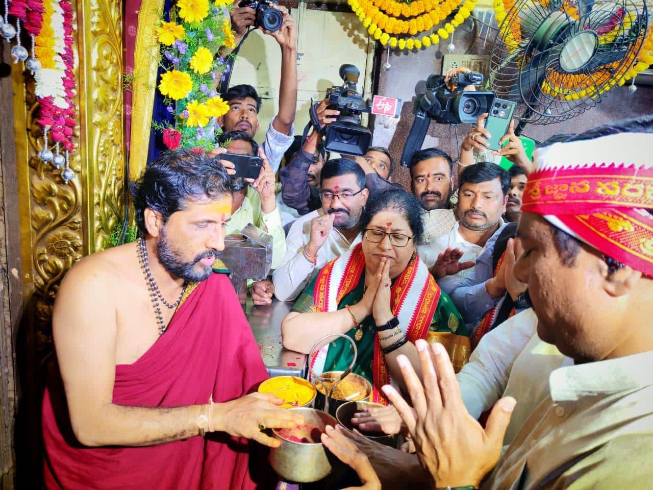 Basara Latest news: బాసర సరస్వతి ఆలయంలో వసంత పంచమి వేడుకలు- చిన్నారులతో అక్షరాలు దిద్దించేందుకు బారులు 