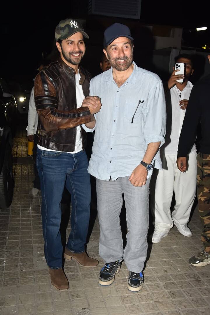 तो वहीं सनी देओल ने स्काय ब्लू कलर की शर्ट और ग्रे जींस पहनी थी. इन दोनों ही एक्टर्स की आंखों में खुशी की चमक साफ नजर आ रही थी.