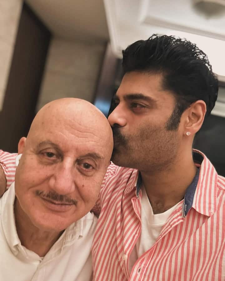 सिकंदर और अनुपम एक साथ बहुत ही प्यारा बॉन्ड शेयर करते हैं. दोनों में बहुत प्यार है और वो अक्सर इवेंट्स में साथ दिखाई देते हैं. अनुपम के बारे में सिकंदर अक्सर पोस्ट भी करते हैं.