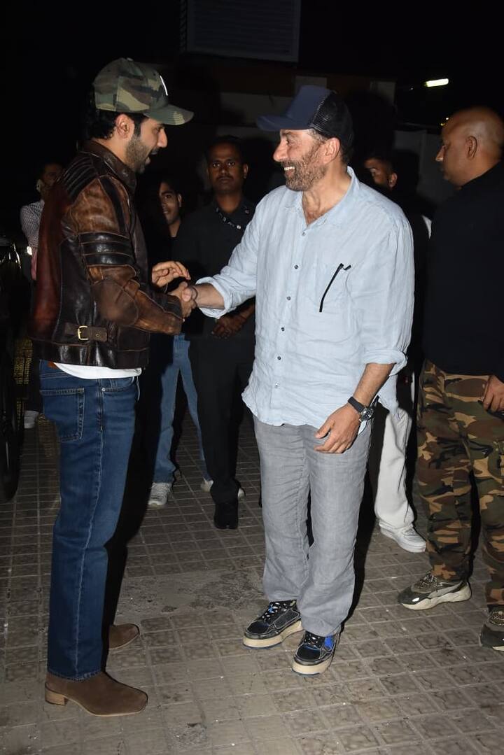 सनी देओल भी वरुण को खुशी- खुशी आशिर्वाद देते दिखे. दोनों को अपनी फिल्म की सक्सेस की खुशी में गदगद होते देखा गया.