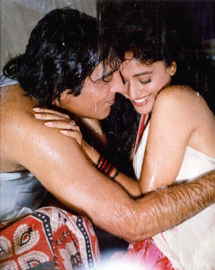 बॉलिवूडची धकधक गर्ल माधुरी दीक्षित 'लाखो दिलो की धडकन' आहे.  अभिनयासोबत त्यांनी आपल्या सौंदर्यातून प्रेक्षकांना घायाळ केलं आहे.