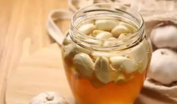 लहसुन और शहद में रोग प्रतिरोधक क्षमता बढ़ाने वाले गुण होते हैं, जो सर्दी-खांसी में राहत देते हैं। लहसुन और शहद का यह संयोजन रोग प्रतिरोधक क्षमता को मजबूत करता है। लहसुन औषधीय गुणों से भरपूर है और लगभग हर व्यंजन में इसका उपयोग होता है।