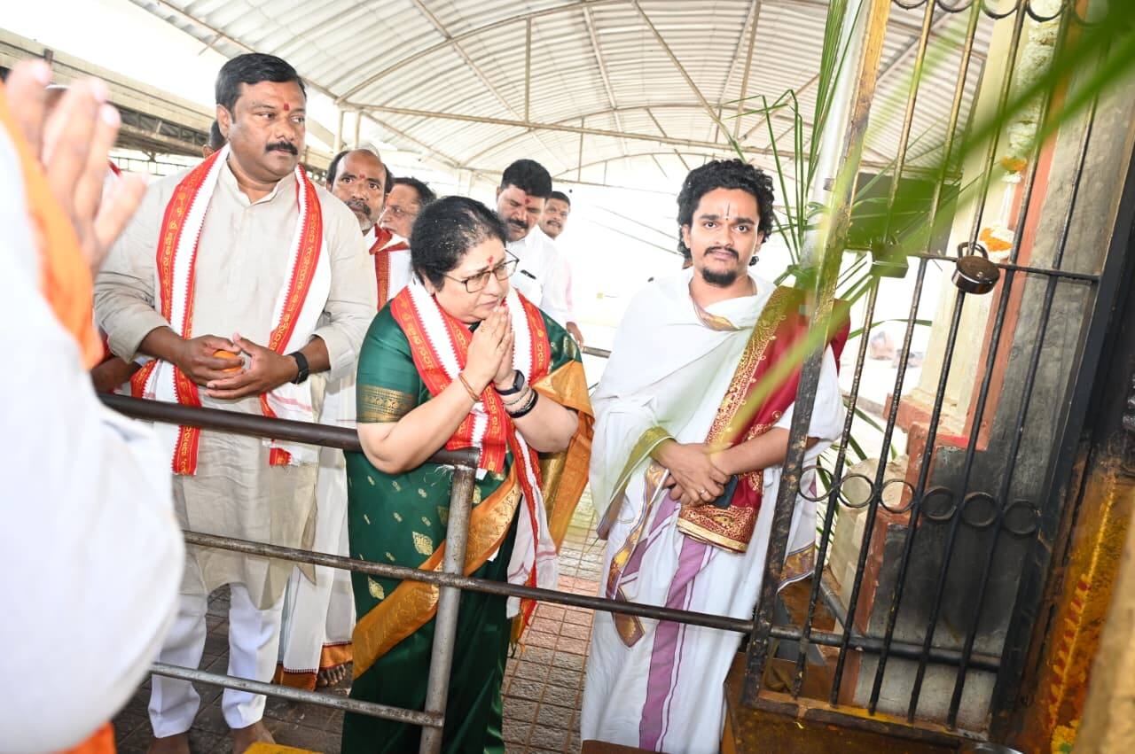 Basara Latest news: బాసర సరస్వతి ఆలయంలో వసంత పంచమి వేడుకలు- చిన్నారులతో అక్షరాలు దిద్దించేందుకు బారులు 