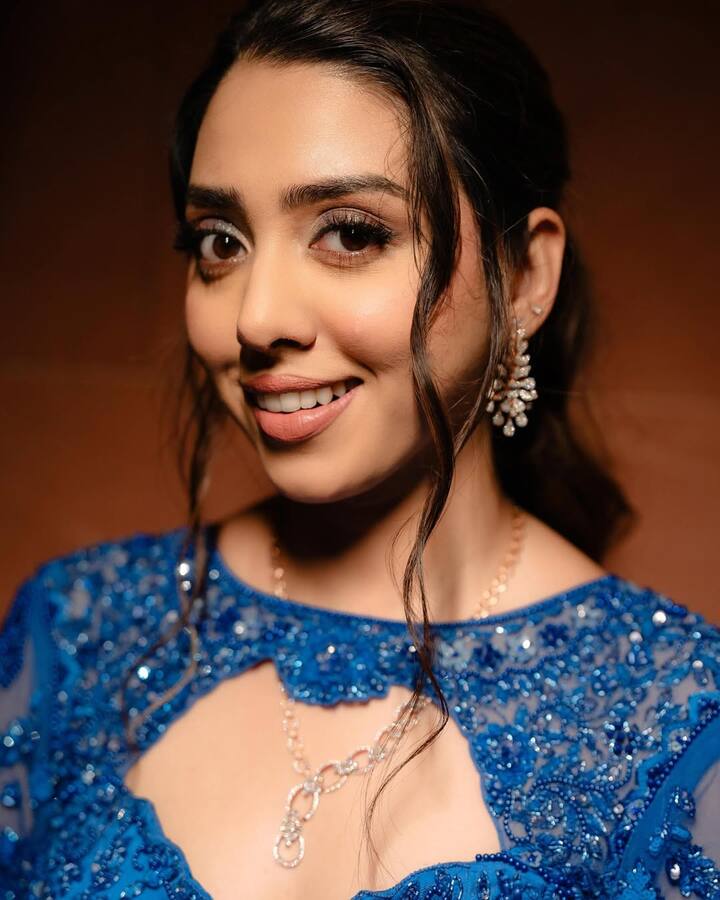 झील अक्सर सोशल मीडिया पर अपने पति संग रोमांटिक तस्वीरें शेयर करती रहती हैं और अक्सर ही उन्हें कपल गोल्स सेट करते हुए देखा जाता है.