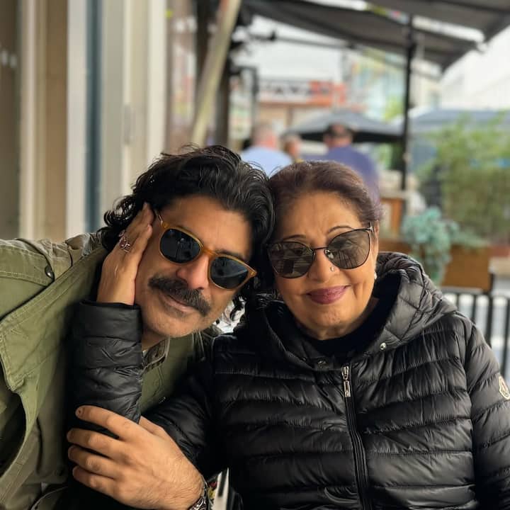 अनुपम के ही रास्ते पर चलते हुए उनके सौतेले बेटे सिकंदर खेर ने भी बॉलीवुड में अपनी एक्टिंग से एक खास जगह बनाई है.