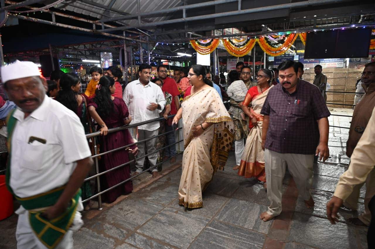 Basara Latest news: బాసర సరస్వతి ఆలయంలో వసంత పంచమి వేడుకలు- చిన్నారులతో అక్షరాలు దిద్దించేందుకు బారులు 