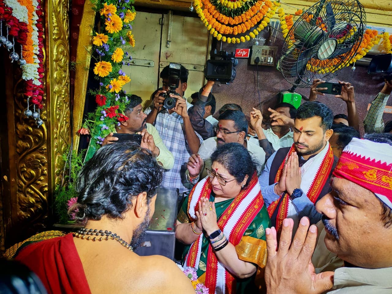 Basara Latest news: బాసర సరస్వతి ఆలయంలో వసంత పంచమి వేడుకలు- చిన్నారులతో అక్షరాలు దిద్దించేందుకు బారులు 