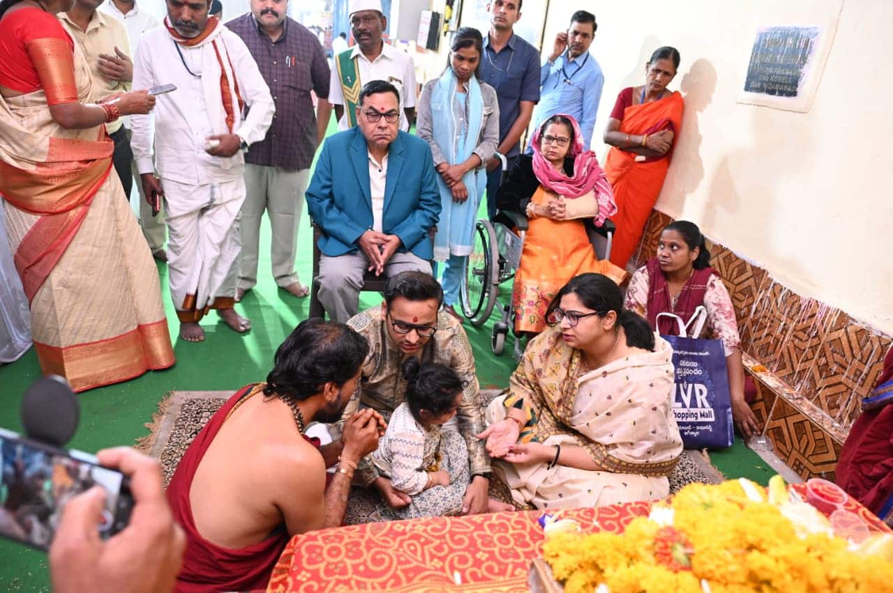 Basara Latest news: బాసర సరస్వతి ఆలయంలో వసంత పంచమి వేడుకలు- చిన్నారులతో అక్షరాలు దిద్దించేందుకు బారులు 