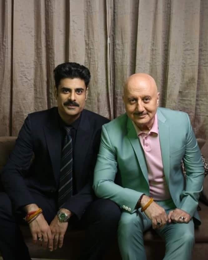 सिकंदर किरण खेर के दूसरे पति और एक्टर अनुपम खेर के सौतेले बेटे हैं, लेकिन पिता गौतम के जाने के बाद अनुपम ने ही उनका ख्याल रखा और पालन पोषण किया.