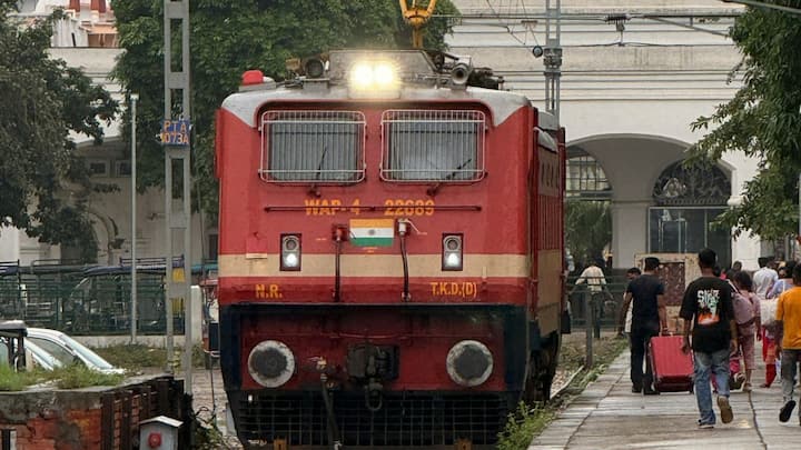 लोकोमोटिव को बार-बार बंद और चालू करना उसके मैकेनिकल और इलेक्ट्रॉनिक सिस्टम पर अतिरिक्त दबाव डालता है. इससे इंजन की उम्र घटती है और अचानक खराबी आने की संभावना बढ़ जाती है. रेलवे में प्राथमिकता समय पर और सुरक्षित संचालन की होती है, न कि हर स्टॉप पर इंजन बंद करने की.