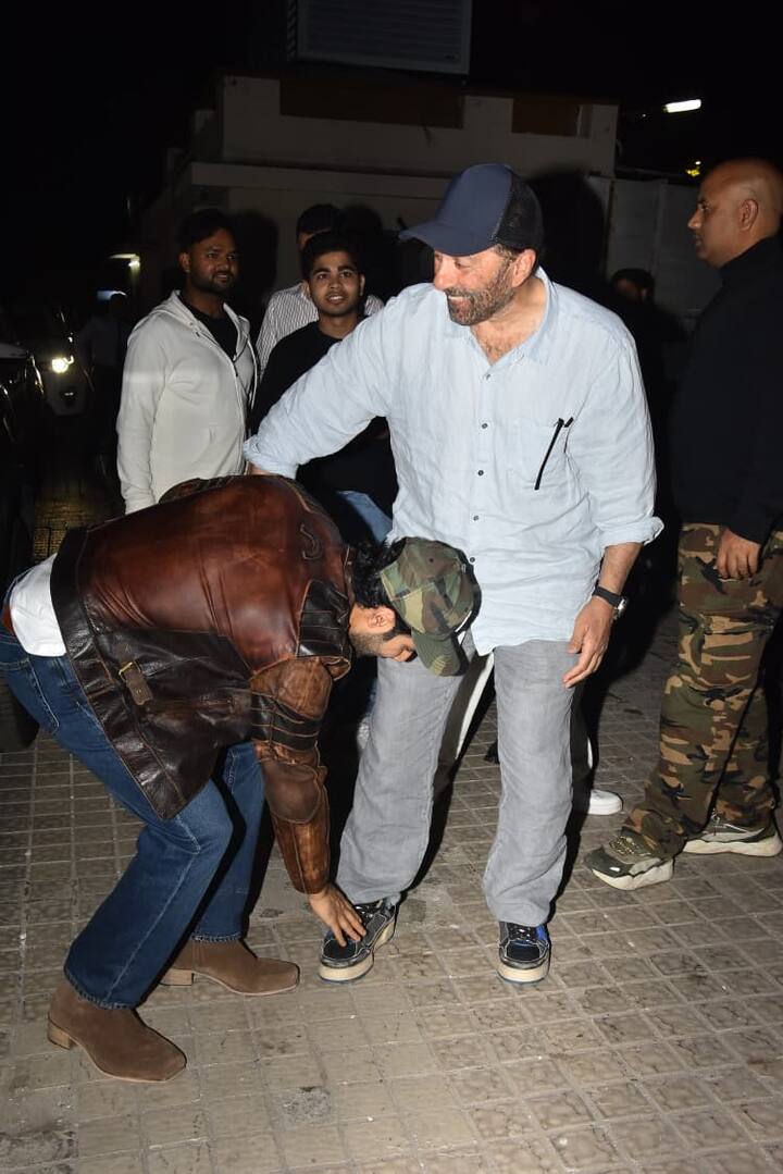 इस दौरान वरुण धवन ने सनी देओल के पैर छूकर उनका आशिर्वाद लिया. जिसकी फोटोज और वीडियोज सामने आईं.