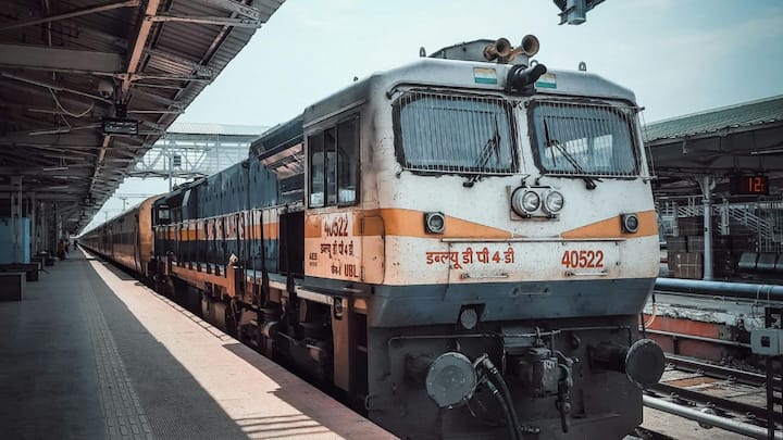 डीजल लोकोमोटिव को पूरी क्षमता में आने के लिए समय चाहिए. इंजन बंद होने के बाद उसे दोबारा स्टार्ट करने में करीब 15 से 20 मिनट लग सकते हैं. इस दौरान काफी मात्रा में डीजल खर्च होता है. कई मामलों में जितना ईंधन स्टार्टिंग में लगता है, उतने में इंजन घंटों तक हल्की गति से चल सकता है. इसलिए छोटे स्टॉप पर इंजन बंद करना ईंधन बचत नहीं, बल्कि नुकसान बन जाता है.