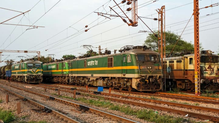 अक्सर लोग सोचते हैं कि ट्रेन का इंजन कार या बस की तरह है, जिसे जब चाहें बंद कर दिया जाए, लेकिन रेलवे का लोकोमोटिव एक बेहद जटिल मशीन होता है. इसे चालू रखना कई बार बंद करने से ज्यादा सुरक्षित और किफायती साबित होता है. खासकर डीजल इंजन वाली ट्रेनों में यह फैसला सोच-समझकर लिया जाता है.