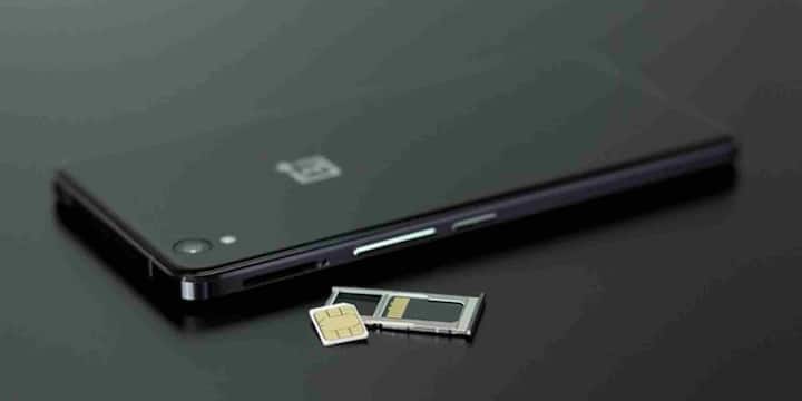अब धीरे-धीरे स्मार्टफोन्स में e-SIM का चलन बढ़ रहा है. कुछ कंपनियां ऐसे फोन भी लॉन्च कर चुकी हैं, जिनमें फिजिकल सिम लगाने का विकल्प ही नहीं मिलता. इन फोनों में टेलीकॉम ऑपरेटर डिजिटल सिम एक्टिवेट करते हैं. आने वाले समय में जब e-SIM का इस्तेमाल और बढ़ेगा तो संभव है कि कटे हुए सिम कार्ड सिर्फ इतिहास का हिस्सा बनकर रहेगा.