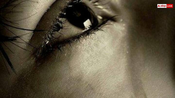 वैज्ञानिक अध्ययनों से यह पता चलता है कि इमोशनल आंसुओं में स्ट्रेस से जुड़े केमिकल और हार्मोन होते हैं. इसमें ल्यूसीन एन्केफेलिन जो कि एक प्राकृतिक दर्द निवारक होता है शामिल है. आंसुओं के जरिए इन पदार्थों को निकाल कर शरीर इमोशनल तनाव को कम कर सकता है. यही वजह होती है कि लोग अक्सर रोने के बाद हल्का या फिर शांत महसूस करते हैं.