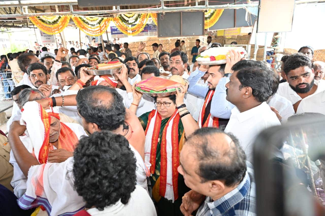 Basara Latest news: బాసర సరస్వతి ఆలయంలో వసంత పంచమి వేడుకలు- చిన్నారులతో అక్షరాలు దిద్దించేందుకు బారులు 