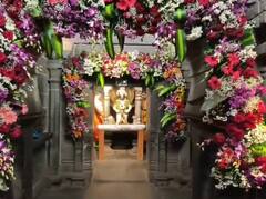 Pandharpur News : विठ्ठल रुक्मिणी मातेचा विवाह सोहळा; आकर्षक फुलांच्या सजावटीने मंदिराची सजावट, पाहा PHOTOS