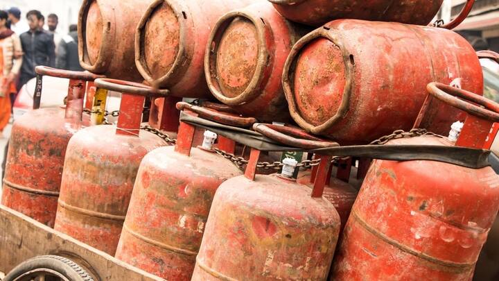 मुफ्त सिलेंडर का लाभ लेने के लिए दिल्ली का आधार कार्ड और दिल्ली पते का राशन कार्ड जरूरी होगा. जो लोग EWS कैटेगरी में नहीं आते और जिनके पास राशन कार्ड नहीं है. उन्हें इस योजना का फायदा नहीं मिलेगा. सरकारी नौकरी करने वाले या रिटायर्ड लोगों को भी इस योजना से बाहर रखा गया है
